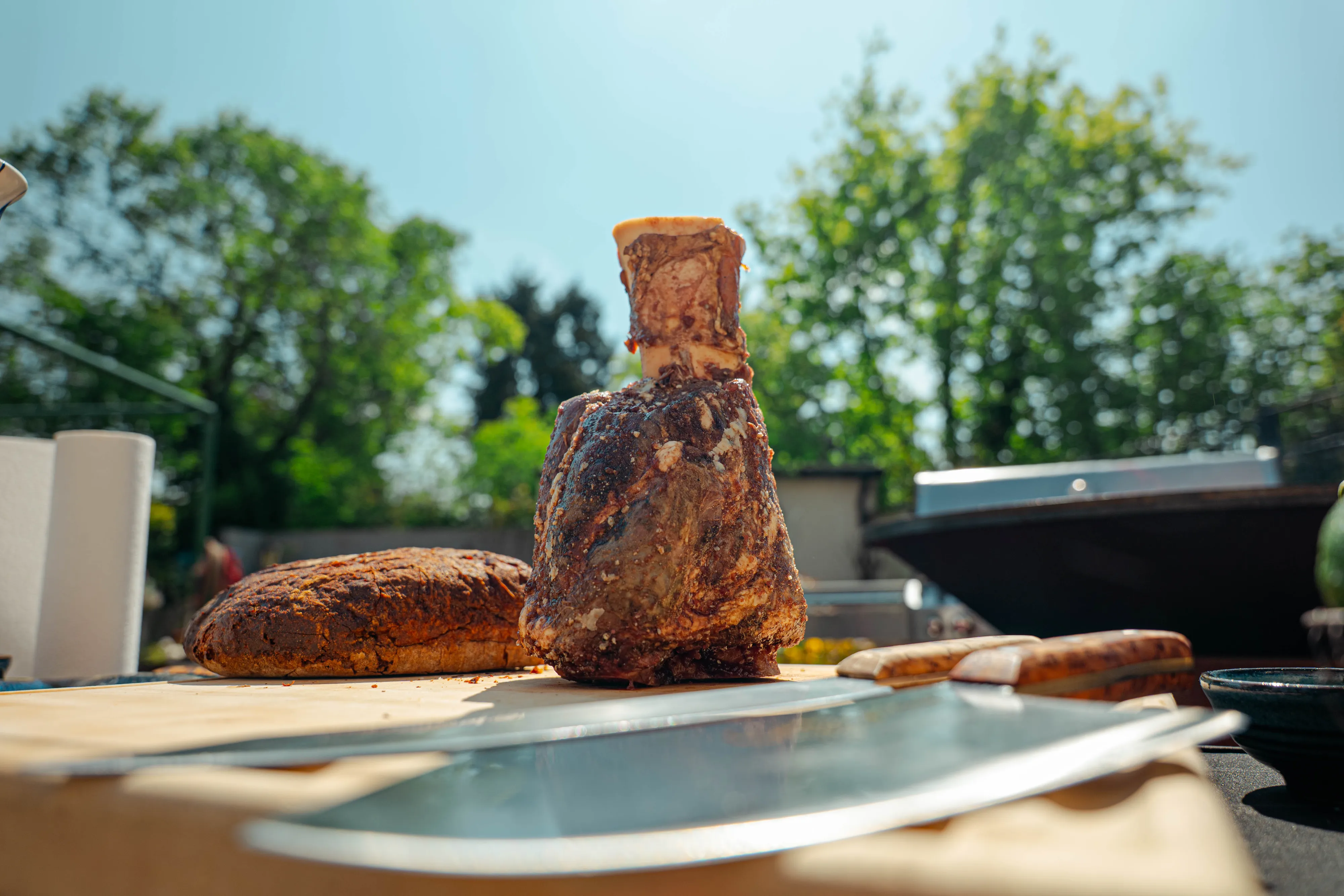 12 Stunden im Smoker gegartes Beef Hammer auf der Terrasse