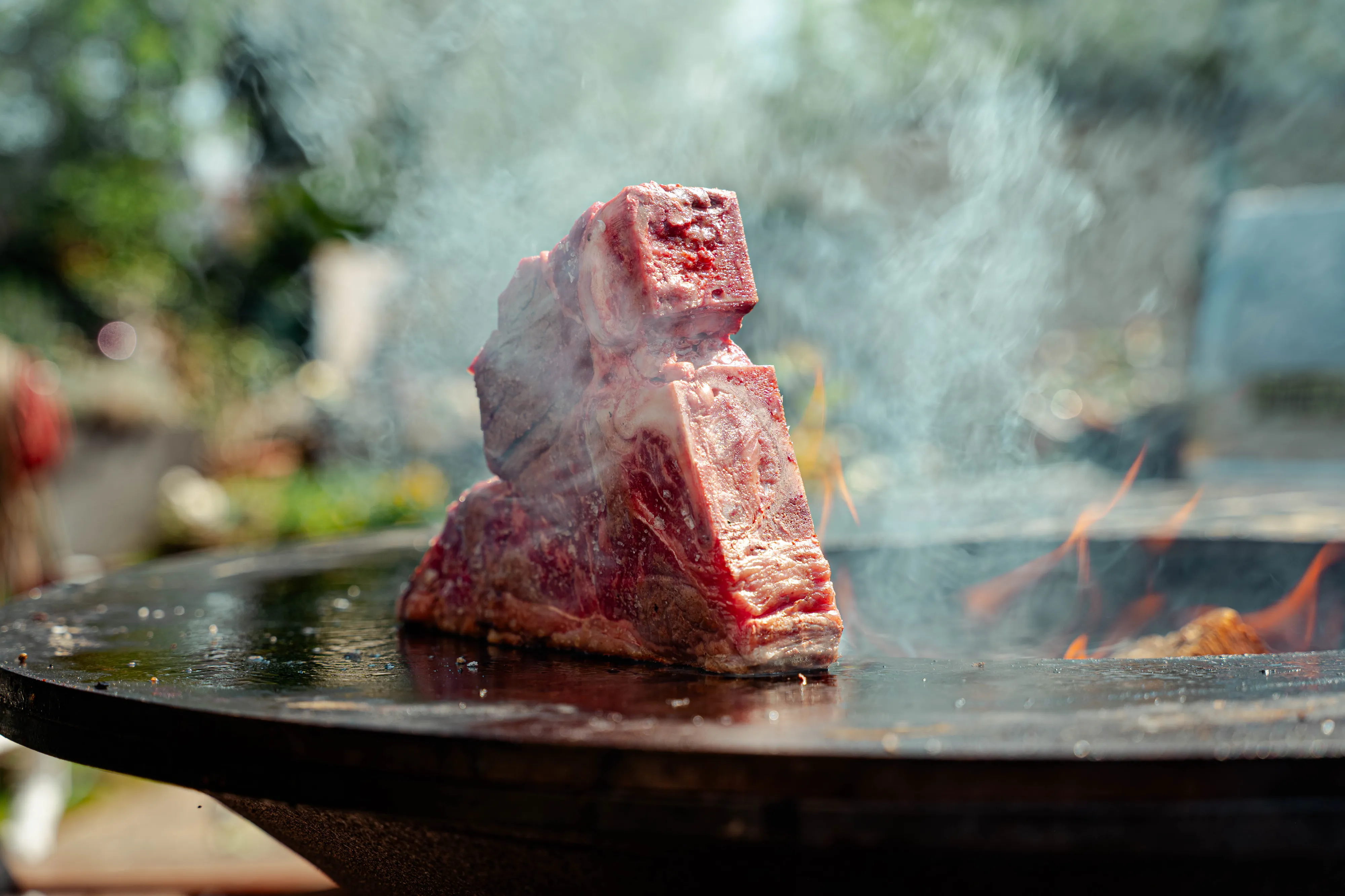 Dry Aged Steak auf dem BEEFER 800 Grad Grill mit Rauch