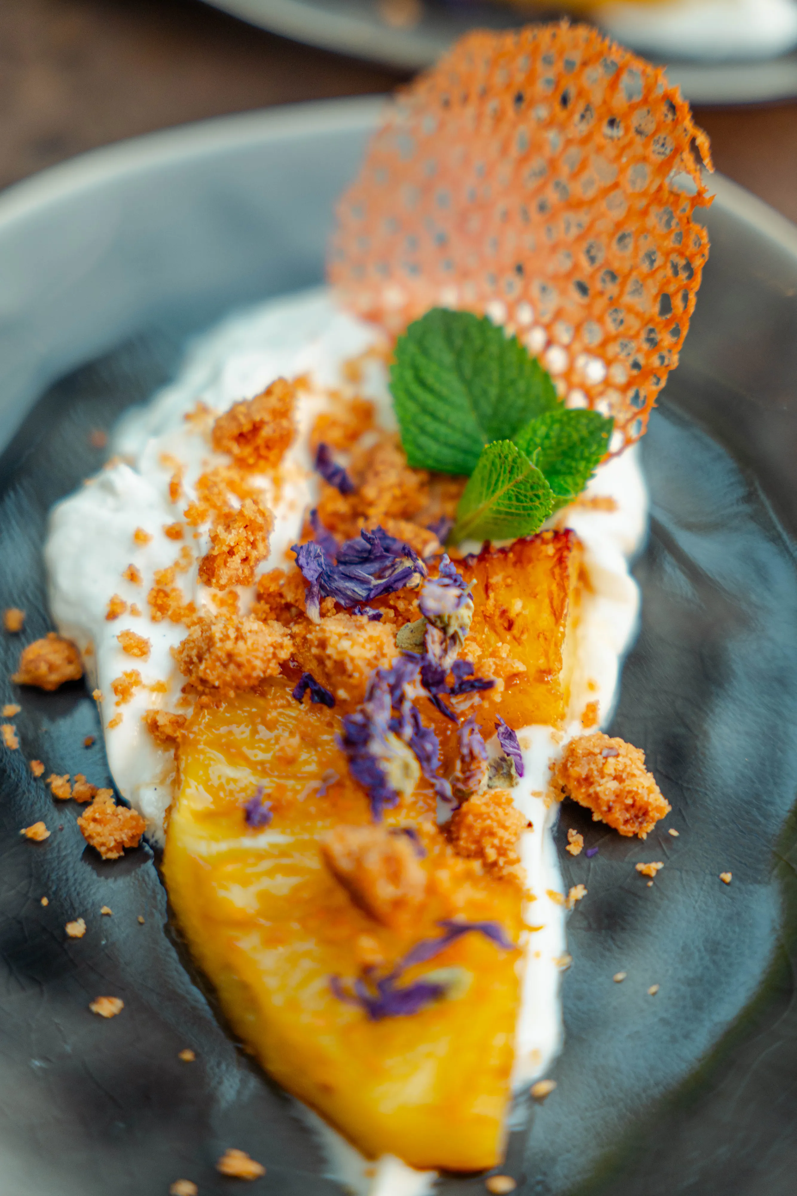 egrillte und flambierte Ananas mit Mascarpone-Creme, Crumble und Minze